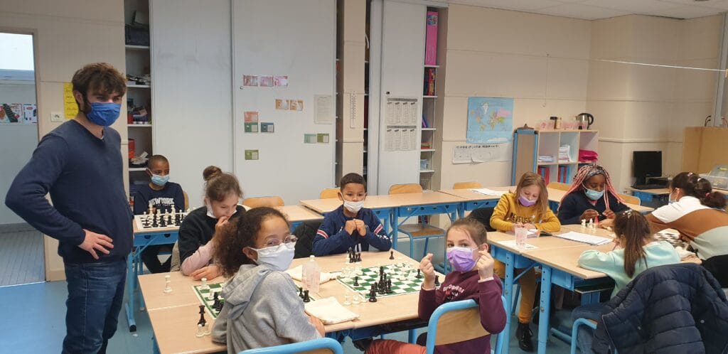 Grégoire et ses élèves, à l'école primaire Paul Dukas