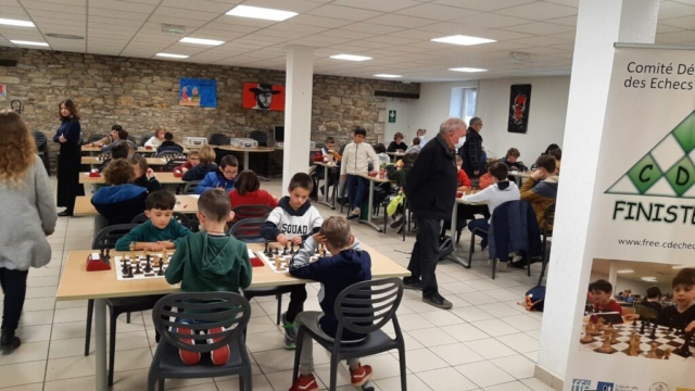Aharon très concentré au premier plan à gauche Aharon très concentré au premier plan à gauche