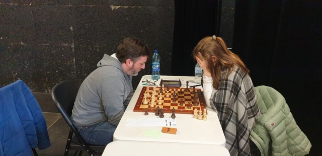 C'est à la jeune Diane Famel de réflechir, face à Batiste Open FIDE de Brest - le bilan 12