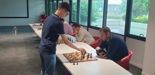 Ali lance une attaque sur le roque Simultanée à Suravenir 4